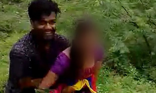 दोस्त से मिलने गयी थी लड़की, कर दी घिनौनी हरकत वीडियो वायरल