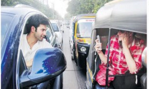 वरुण धवन को महंगा पड़ा सेल्फी लेना, घर तक पहुंची मुंबई ट्रैफिक पुलिस