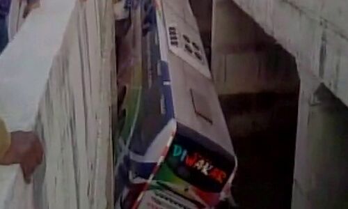 आंध्र प्रदेश : फ्लाइओवर से गिरी बस, 6 की मौत और कई घायल