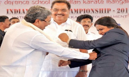 कर्नाटक के सीएम ने मेयर को लगाया पंच, भड़के लोग