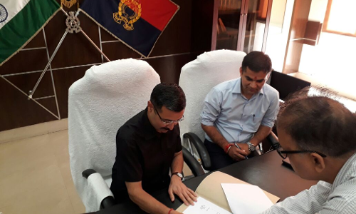 DIG लव कुमार ने दिया नॉएडा एसएसपी अजयपाल शर्मा को चार्ज DIG लव कुमार ने दिया नॉएडा एसएसपी अजयपाल शर्मा को चार्ज