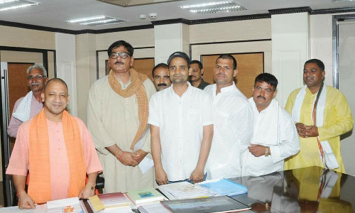 जेवर एयरपोर्ट का नाम बदलवाने के लिये योगी से मिले ठाकुर धीरेन्द्र सिंह