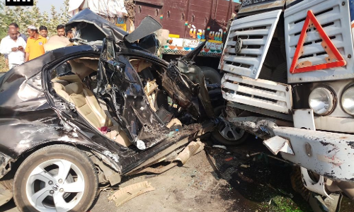 गुजरात में दो ट्रकों और एक कार की भीषण भिडंत, दो की मौत एक घायल