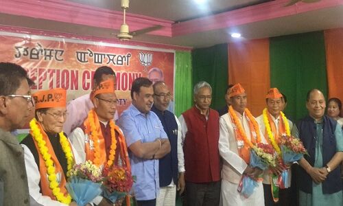 बीजेपी ने मणिपुर में कांग्रेस को दिया बड़ा झटका,चार विधायक हुए शामिल बीजेपी ने मणिपुर में कांग्रेस को दिया बड़ा झटका,चार विधायक हुए शामिल