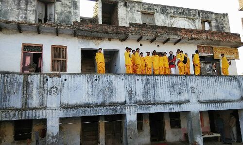 PM के संसदीय क्षेत्र वाराणसी में दम तोड़ती देव भाषा