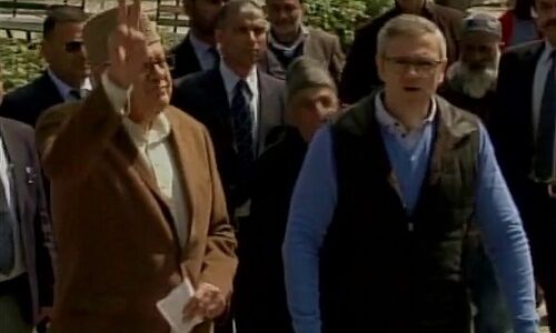 श्रीनगर लोकसभा उपचुनाव में फारूक अब्दुल्ला और उमर अब्दुल्ला ने किया मतदान