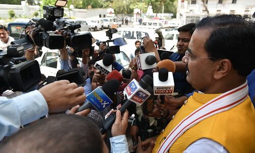 डिप्टी सीएम केशव मौर्य की सभा में कुर्सी तोड़ी, टमाटर भी फैंके जमकर हुआ बबाल , मचा सभा में हडकम्प