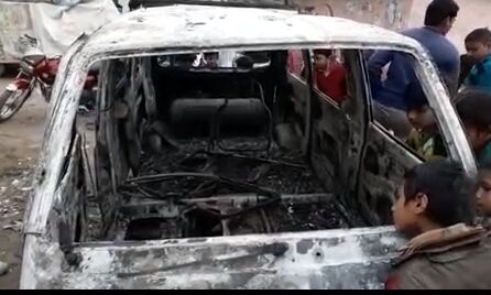 पीलीभीत में स्कूली बेन में लगी आग, बच्चे सुरक्षित पीलीभीत में स्कूली बेन में लगी आग, बच्चे सुरक्षित