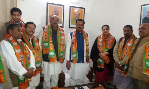 गमजदा सपा को दोहरा झटका, प्रत्याशी ने झगड़ा देख थामा बीजेपी का दामन गमजदा सपा को दोहरा झटका, प्रत्याशी ने झगड़ा देख थामा बीजेपी का दामन