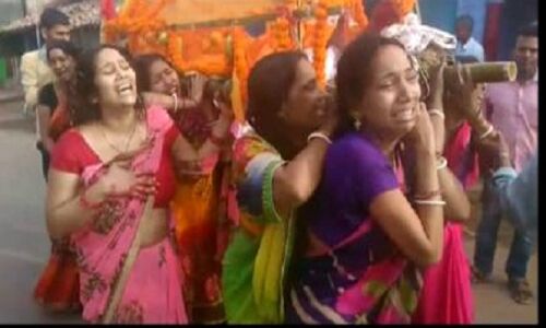 पिता की अर्थी को नौ लड़कियों ने दिया कंधा, देखकर मुहल्ले वाले हुए गमगीन