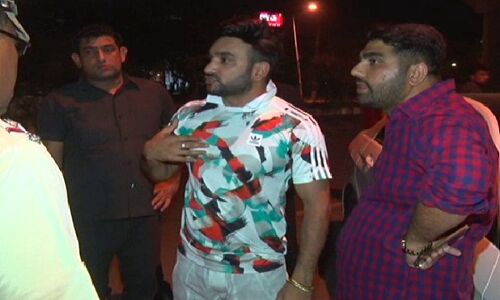 नशे में धुत्त बॉलीवुड सिंगर का हाईवोल्टेज ड्रामा, पत्रकारों को दी धमकी, देखे तस्वीर