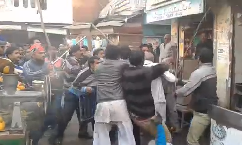 बिजनौर: सफाई कर्मचारियों और व्यापारी के बीच मामूली कहा सुनी को लेकर झाड़ू के डंडे से मारपीट।एक्सक्लूसिव वीडियो