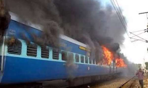 ट्रेन में लगी भीषण आग, यात्रियों ने कूदकर बचाई जान