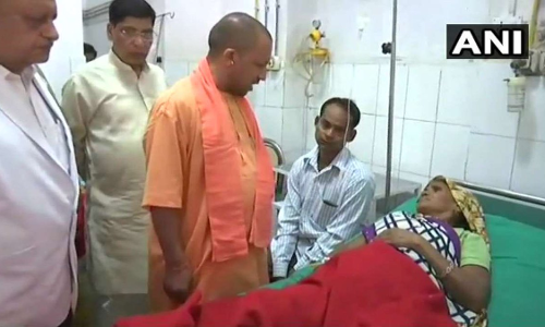 आगरा पहुंचे मुख्यमंत्री योगी : अस्पताल में तूफ़ान पीड़ितों से मिले आगरा पहुंचे मुख्यमंत्री योगी : अस्पताल में तूफ़ान पीड़ितों से मिले