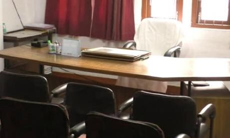 शाहजहांपुर: जिलाधिकारी टीम का छापा, कई कर्मचारी मिले गैर हाजिर