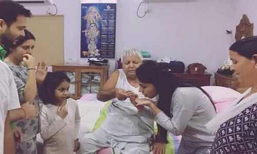 70 के हुए लालू यादव, परिवार के साथ रात 12 बजे काटा बर्थ डे केक