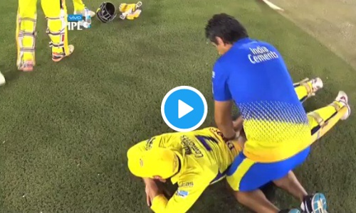 मैदान पर मसाज कराते धोनी का VIDEO हुआ वायरल, मौज लेते दिखे युवराज! आपने देखा क्या?