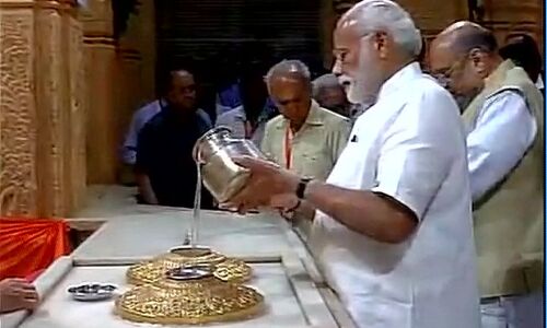 पीएम मोदी ने सोमनाथ मंदिर में जल चढ़ाकर की विशेष पूजा