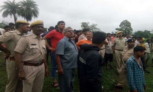 तेज नदी के बहाव में गाड़ी सहित बह गए एसडीएम , एसडीएम की खोज जारी तेज नदी के बहाव में गाड़ी सहित बह गए एसडीएम , एसडीएम की खोज जारी