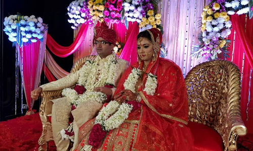 डीएम की तैनाती के दौरान हुआ इश्क और कर ली फरियादी से शादी, पेश की मिशाल