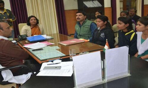 स्कूल में अवैध निर्माण का विरोध करने पर स्कूली छात्राओं को रेप व हत्या करने की धमकी