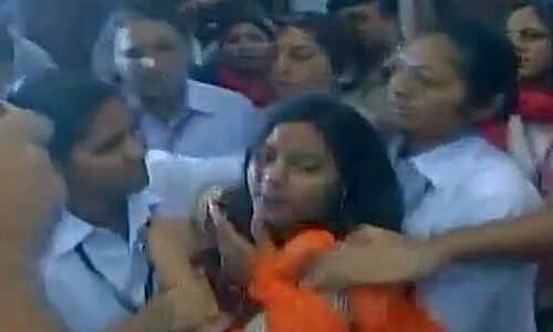 PM मोदी के इवेंट में महिला का मुंह बंद कर घसीटते हुए किया गया बाहर