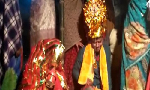 एक विवाह ऐसा भी जहां शादी के दौरान मंडप पर दूल्हा फुट-फूटकर रोया, वीडियो वायरल एक विवाह ऐसा भी जहां शादी के दौरान मंडप पर दूल्हा फुट-फूटकर रोया, वीडियो वायरल