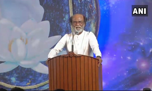 सुपरस्टार रजनीकांत ने राजनीति में की एंट्री, अलग पार्टी बनाकर चुनाव लड़ने का किया एलान