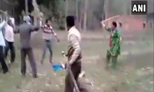 हरियाणा: महिला अकेले भिड गई पति के खातिर गुंडों से और फिर भागे, देखें वीडियो हरियाणा: महिला अकेले भिड गई पति के खातिर गुंडों से और फिर भागे, देखें वीडियो