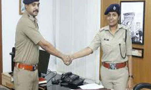 जब आईपीएस पत्नी ने चार्ज लिया पति से तो....