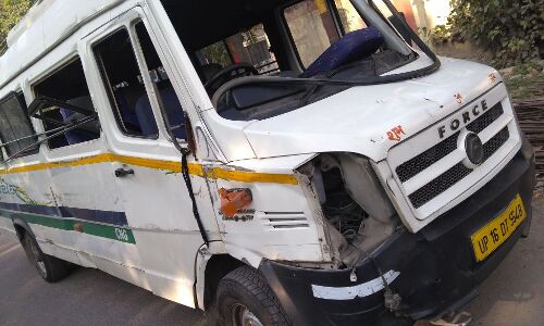 नॉएडा में स्कूली बस पलटी, सभी बच्चे सुरक्षित