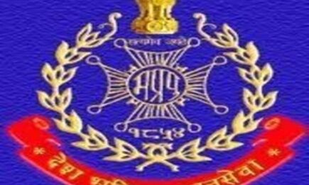 बीजेपी नेता ने सरेआम महिला थानाध्यक्ष की वर्दी फाड़ दी और की पिटाई