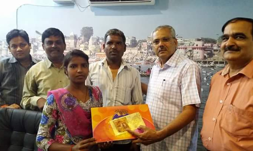 वाराणसी DM की दरियादिली एक बार फिर आई सामने