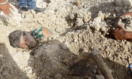 जबलपुर में मिटटी में दबा युवक जबलपुर में मिटटी में दबा युवक