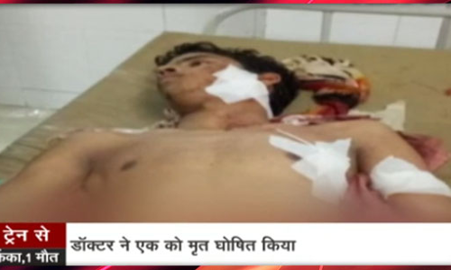 चलती ट्रेन में बीफ खाने के के शक में बर्बर हमला, एक की मौत तीन अस्पताल में भर्ती चलती ट्रेन में बीफ खाने के के शक में बर्बर हमला, एक की मौत तीन अस्पताल में भर्ती