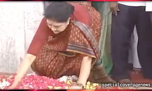 अम्मा की समाधि पर शशिकला ने 3 बार हथेली ठोंककर ली शपथ, देखें VIDEO