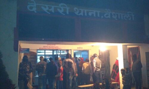 बिहार में जनता ने शराबी थानाध्यक्ष को जमकर पीटा!