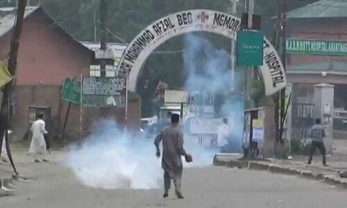 श्रीनगर: ईद के मौके पे सुरक्षा बलों और पत्थरबाजों के बीच हिंसक झड़प, काबू पाने के लिए छोड़े आंसू गैस के गोले