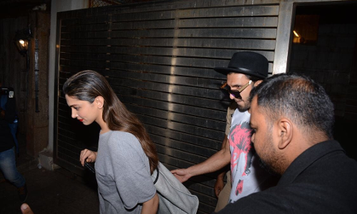 फिर हाथों में हाथ डाले दिखें दीपिका-रणवीर, ऐसे कर रहे एन्जॉय