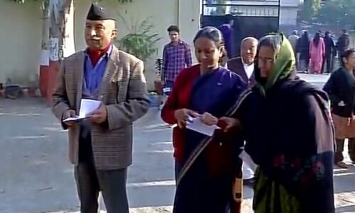 मुख्य चुनाव अधिकारी राधा रतूड़ी ने देहरादून के किशनपुर में वोट डाला मुख्य चुनाव अधिकारी राधा रतूड़ी ने देहरादून के किशनपुर में वोट डाला