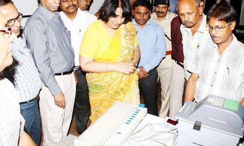 EVM विवाद : दो अधिकारियों का तबादला, चुनाव आयोग ने नए नामों के लिए मांगे सुझाव