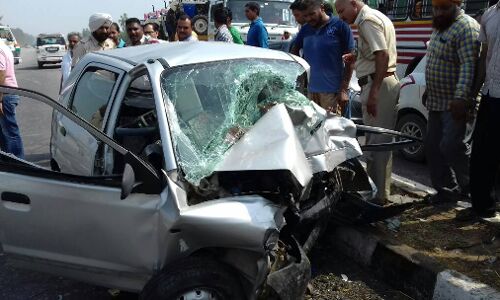 जीटी रोड पर हादसा, गाडी के उड़े परखच्चे, एक की मौत जीटी रोड पर हादसा, गाडी के उड़े परखच्चे, एक की मौत