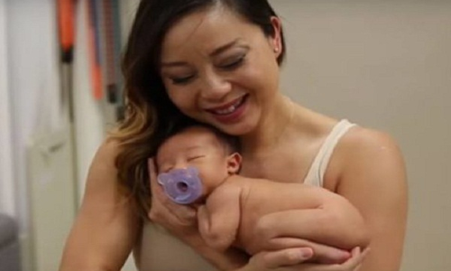 बच्चे को गोद में लेकर मां करवा रही थी फोटोशूट, उसने सोचा भी नहीं था कि होगा ऐसा, देखें video बच्चे को गोद में लेकर मां करवा रही थी फोटोशूट, उसने सोचा भी नहीं था कि होगा ऐसा, देखें video