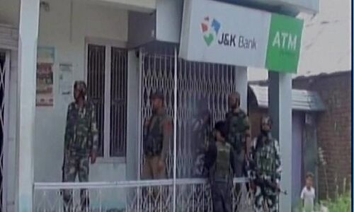 कश्मीर में बैंक लूटने की कोशिश नाकाम, लुटेरों की आंखों में मिर्च पाउडर झोंककर भगाया