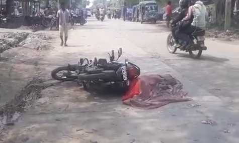 देखिये फिर मानवता हुई तार तार, किस तरह देखकर बढ़ते गये लोग और उस महिला ने तोड़ दी दम देखिये फिर मानवता हुई तार तार, किस तरह देखकर बढ़ते गये लोग और उस महिला ने तोड़ दी दम