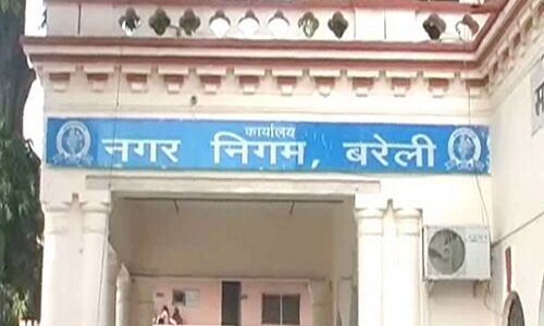 बरेली नगर निगम बोर्ड की बैठक में हंगामा, चले लात- घूसे