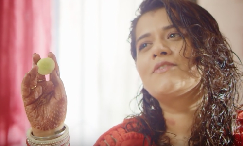 इस लड़की ने मेड के सामने मां को बताई हनीमून की हर बात, वीडियो हुआ वायरल