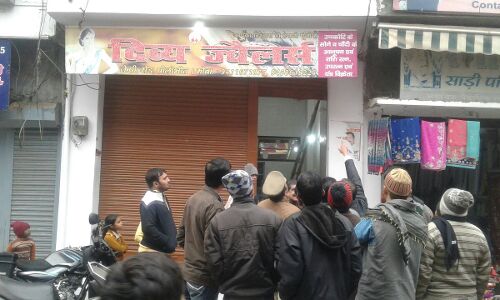 पीलीभीत में चोरों ने किया सर्राफ की दुकान में सोना चांदी समेत लाखों का कैश पार