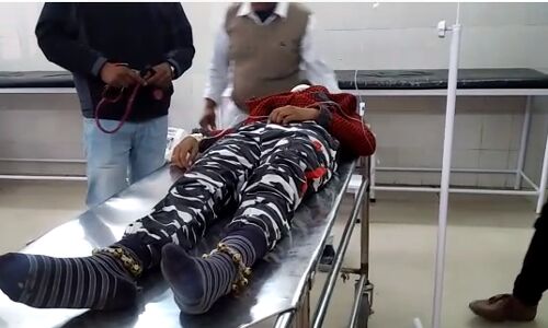 अज्ञात वाहन की चपेट में एक कावड़िये की मौत, एक गंभीर रूप से घायल