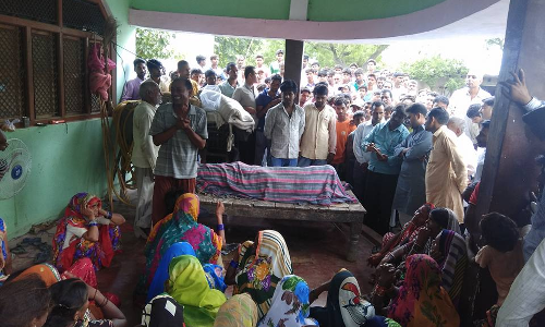 परिजन शव घर पर ही रखकर अफसरों के आने की मांग करने लगे परिजन शव घर पर ही रखकर अफसरों के आने की मांग करने लगे